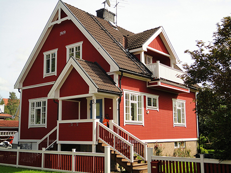 Rött hus med tidstypiska fönster