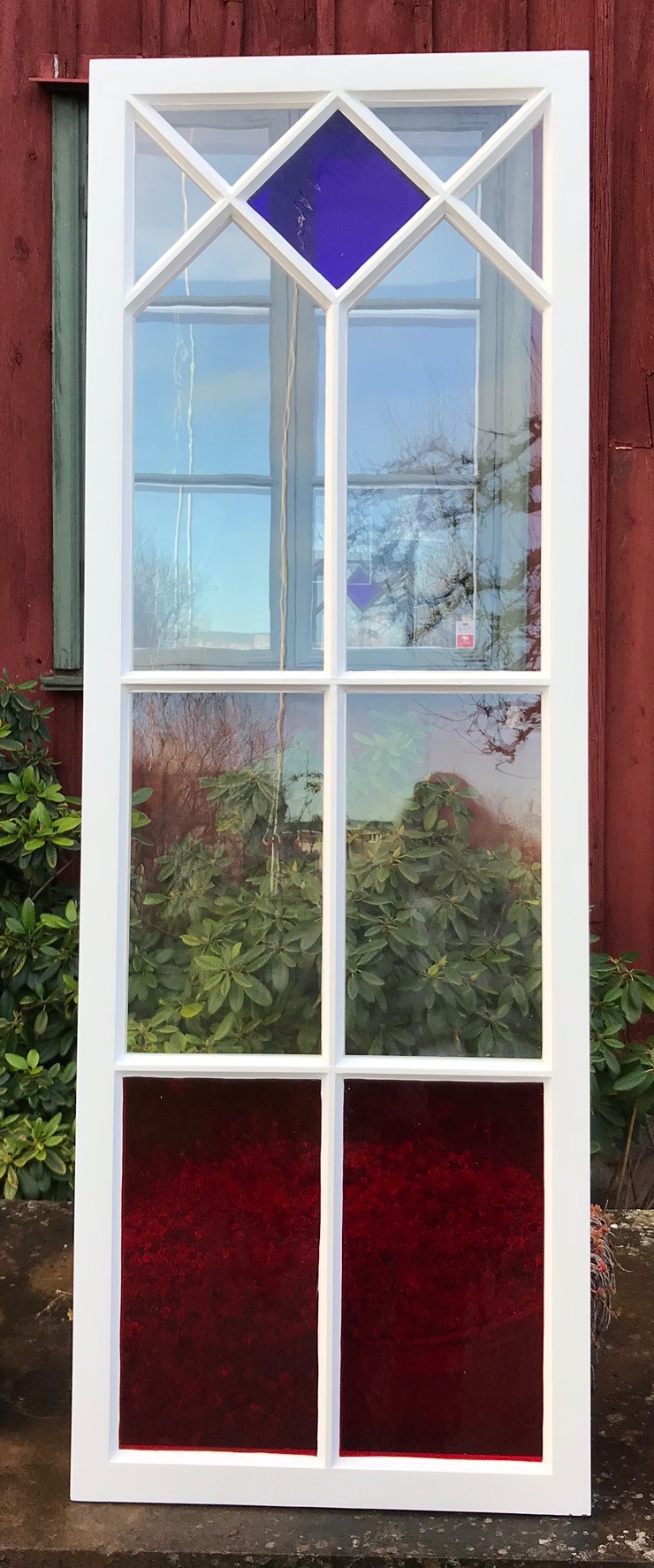 Vackert fönster med spröjs och färgade glaspartier