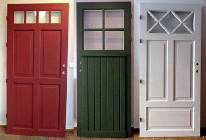 Röd, grön och vit dörr
