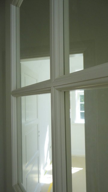 Närbild på fönster med vita spröjs