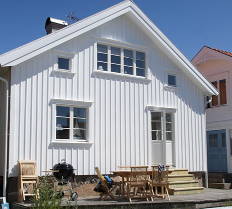 Kungsbacka F2-G1-3 Vit hus fotat från gaveln med träfönster och fönsterdörrar